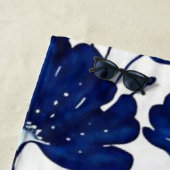 Serviette De Plage Motif de fleurs bleu marine (En situation)