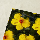 Serviette De Plage Motif de fleurs d'Hibiscus jaune (En situation)