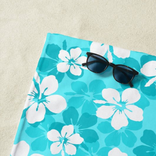 Serviette De Plage Motif de fleurs tropicales bleu et blanc Hibiscus (En situation)