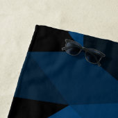 Serviette De Plage Motif de maillage géométrique bleu foncé et noir (En situation)