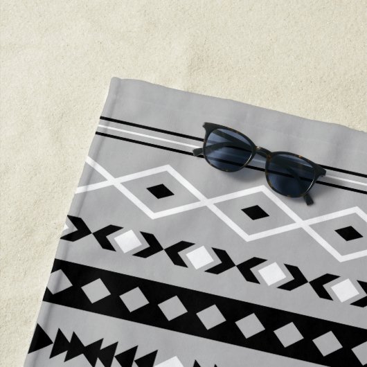 Serviette De Plage Motif de motifs mixtes noir blanc aztèque (En situation)
