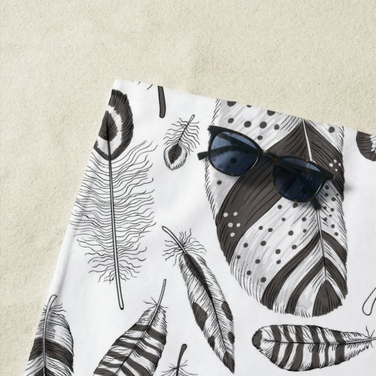 Serviette De Plage Motif de plumes noir et blanc (En situation)