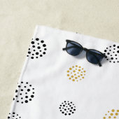 Serviette De Plage Motif de points abstraits noir et or (En situation)