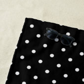 Serviette De Plage Motif de points noirs et rouges (En situation)