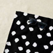 Serviette De Plage Motif de points Random Polka moderne noir et blanc (En situation)