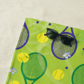 Serviette De Plage 💚 💜 motif de raquette de tennis vert et violet (En situation)