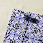 Serviette De Plage Motif de répétition Abstrait blanc pourpre (En situation)