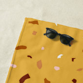 Serviette De Plage Motif de Terrazzo Jaune (En situation)