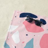 Serviette De Plage Motif de Terrazzo rose (En situation)
