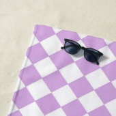 Serviette De Plage Motif de vérification violet et blanc (En situation)