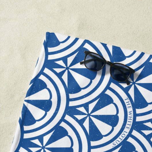 Serviette De Plage Motif des vagues côtières - Le Lotus Blanc (En situation)