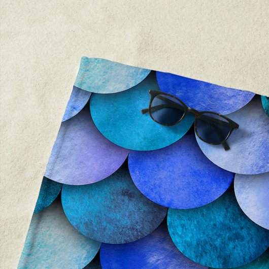 Serviette De Plage Motif d'été à l'échelle de sirène bleue et violett (En situation)