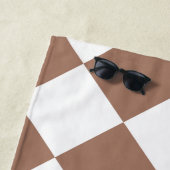 Serviette De Plage Motif diamant en blanc et Mocha Mousse (En situation)