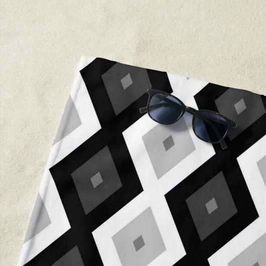 Serviette De Plage Motif diamant noir, blanc et gris (En situation)