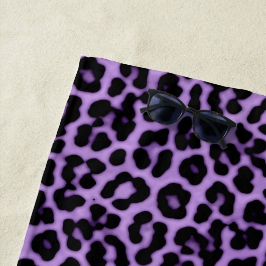 Serviette De Plage Motif d'impression des points de léopard pourpre (En situation)