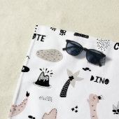 Serviette De Plage Motif Dinosaur avec nom personnalisé (En situation)