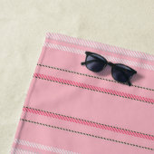 Serviette De Plage Motif en bande rose moderne chic (En situation)
