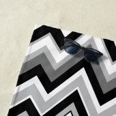 Serviette De Plage Motif en chevron noir blanc et gris (En situation)