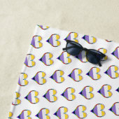 Serviette de plage Motif Enby Pride Heart (En situation)