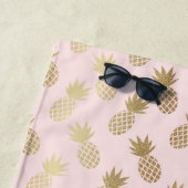 Serviette De Plage Motif et monogramme d'ananas rose et or (En situation)
