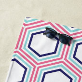 Serviette De Plage Motif et monogramme géométrique rose et bleu (En situation)