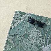 Serviette De Plage Motif feuille d'acanthe bleu sarcelle de William M (En situation)