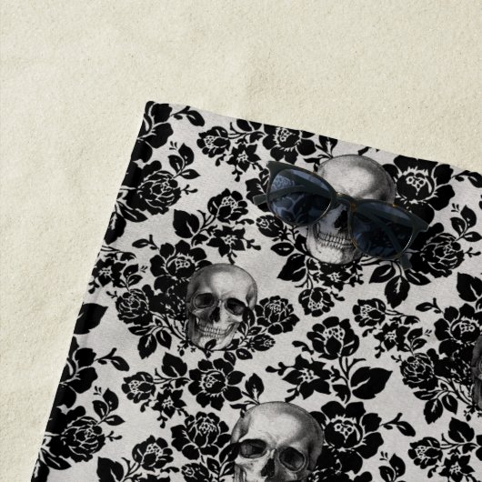 Serviette De Plage Motif floral noir et blanc de crâne (En situation)
