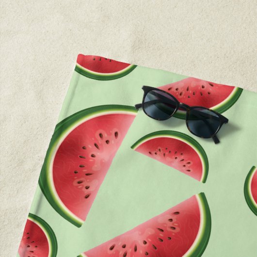Serviette De Plage Motif Fruit De Pastèque Sur Vert Avec Nom Personna (En situation)