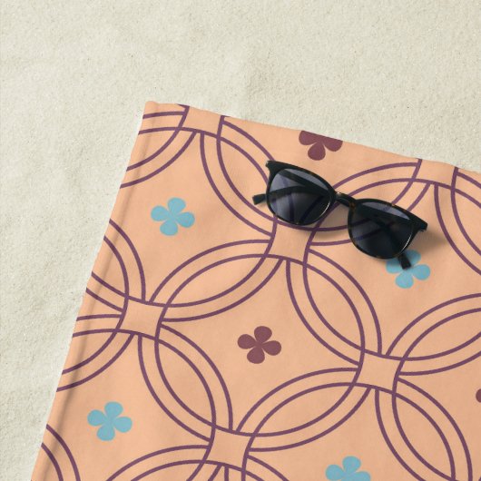 Serviette De Plage Motif géométrique interversible rose et bleu rétro (En situation)