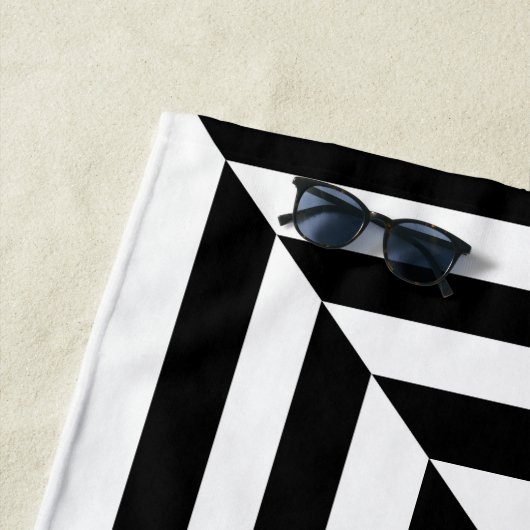 Serviette De Plage Motif géométrique noir et blanc (En situation)