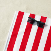 Serviette De Plage Motif géométrique Préppy rouge et blanc (En situation)