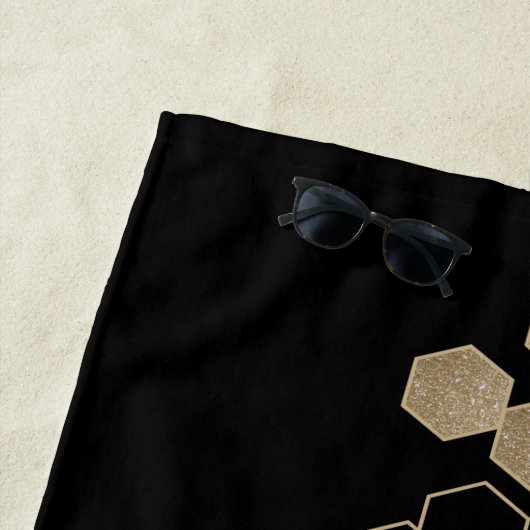 Serviette De Plage motif hexagone élégant géométrique noir et or (En situation)