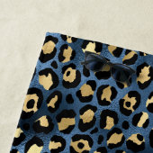 Serviette De Plage Motif léopard bleu or monogramme (En situation)