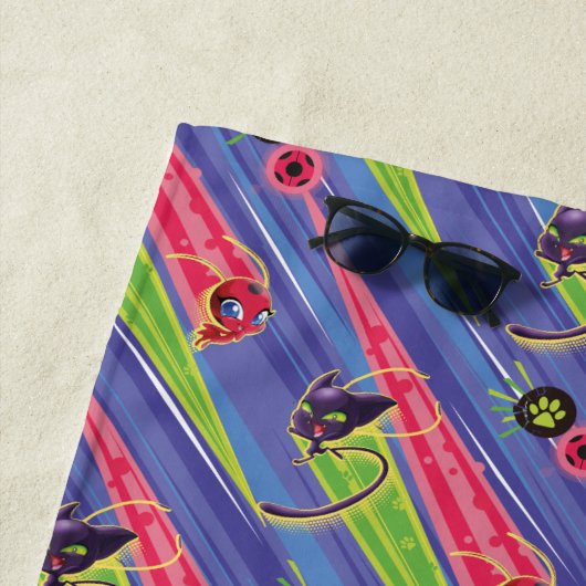 Serviette De Plage Motif Miraculaire Kwamis Tikki & Plagg (En situation)