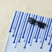 Serviette De Plage Motif moderne à rayures sur bleu pâle (En situation)