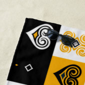 Serviette De Plage Motif moderne géométrique tendance jaune (En situation)