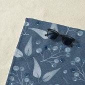 Serviette De Plage Motif Monochromatique de feuilles et de baies bleu (En situation)