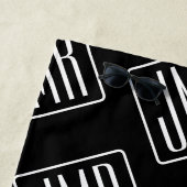 Serviette De Plage Motif monogramme moderne | Noir & Blanc (En situation)