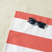 Serviette De Plage Motif rayé blanc de corail moderne (En situation)