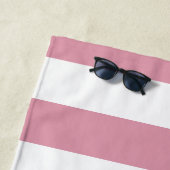 Serviette De Plage Motif rayé blanc de rose en pastel (En situation)