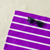 Serviette De Plage Motif rayures violettes et blanches (En situation)