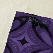 Serviette De Plage Motif Rétro de Couleur Violet Foncé (En situation)