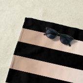 Serviette De Plage motif rose de rayures de noir d'or de lèvres (En situation)