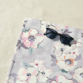 Serviette De Plage Motif rose mou d'aquarelle du monogramme | (En situation)