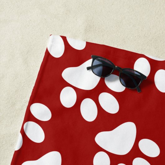Serviette De Plage Motif rouge et blanc d'empreinte de patte de chien (En situation)