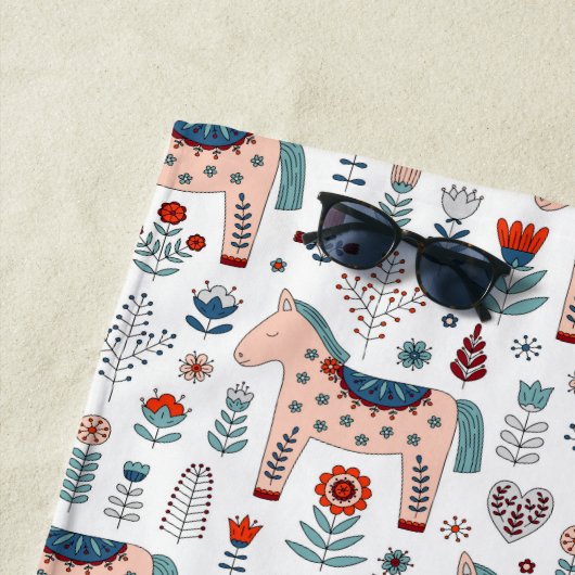 Serviette De Plage Motif scandinave d'art populaire de cheval (En situation)