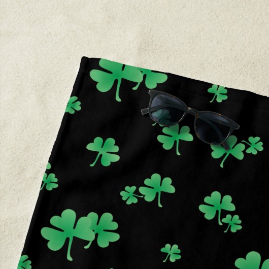 Serviette De Plage Motif Shamrock irlandais personnalisé (En situation)