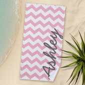 Serviette De Plage Motif tendance Chevron avec nom - rose pastel