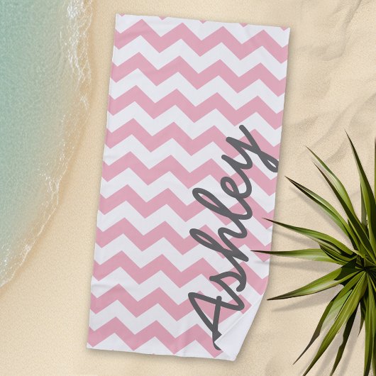 Serviette De Plage Motif tendance Chevron avec nom - rose pastel