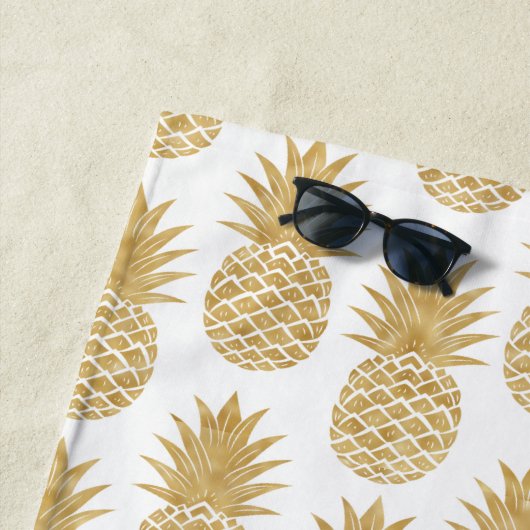 Serviette De Plage Motif tropical élégant d'ananas d'or blanc (En situation)